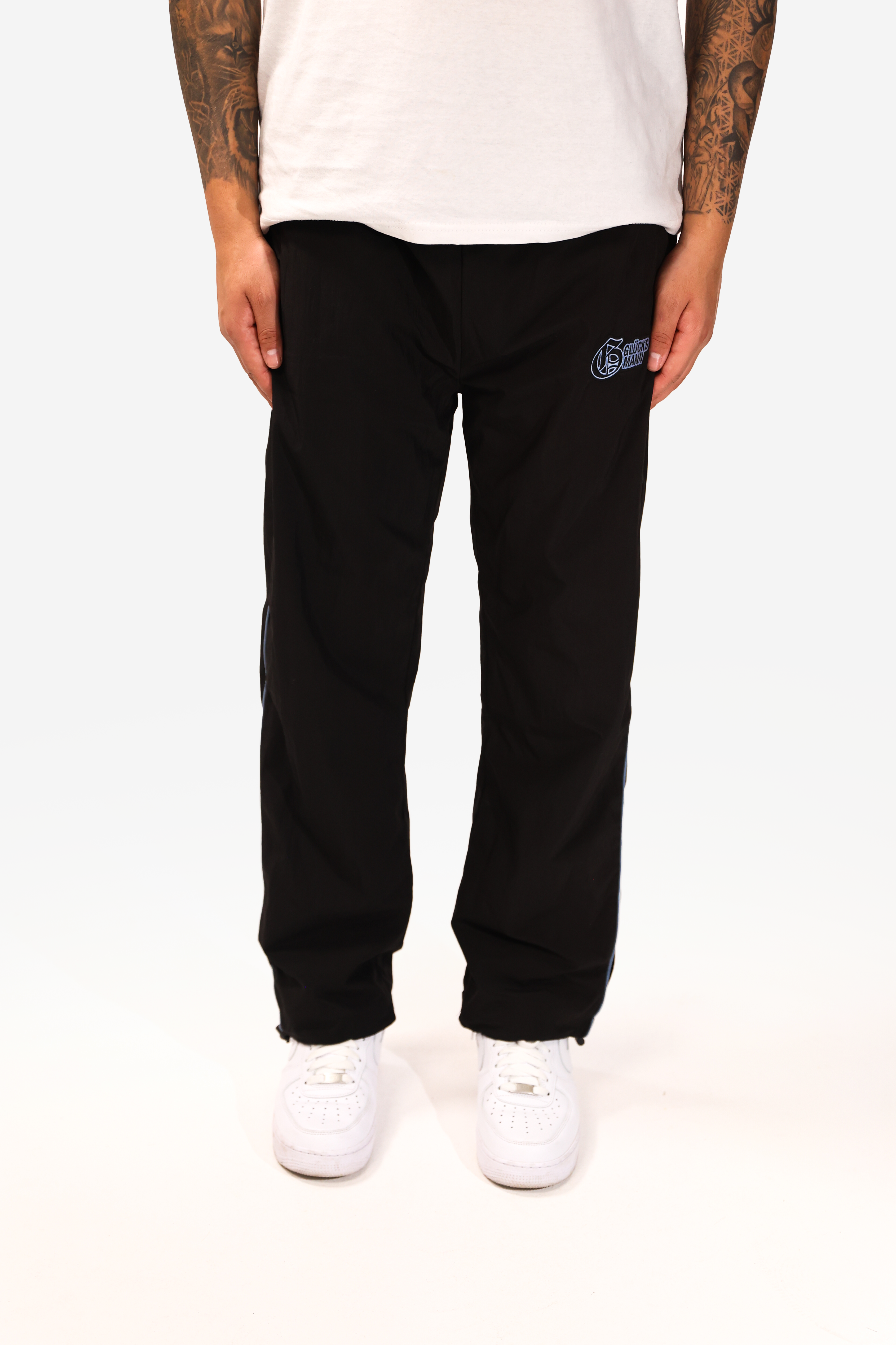 BLACK TRACKPANTS