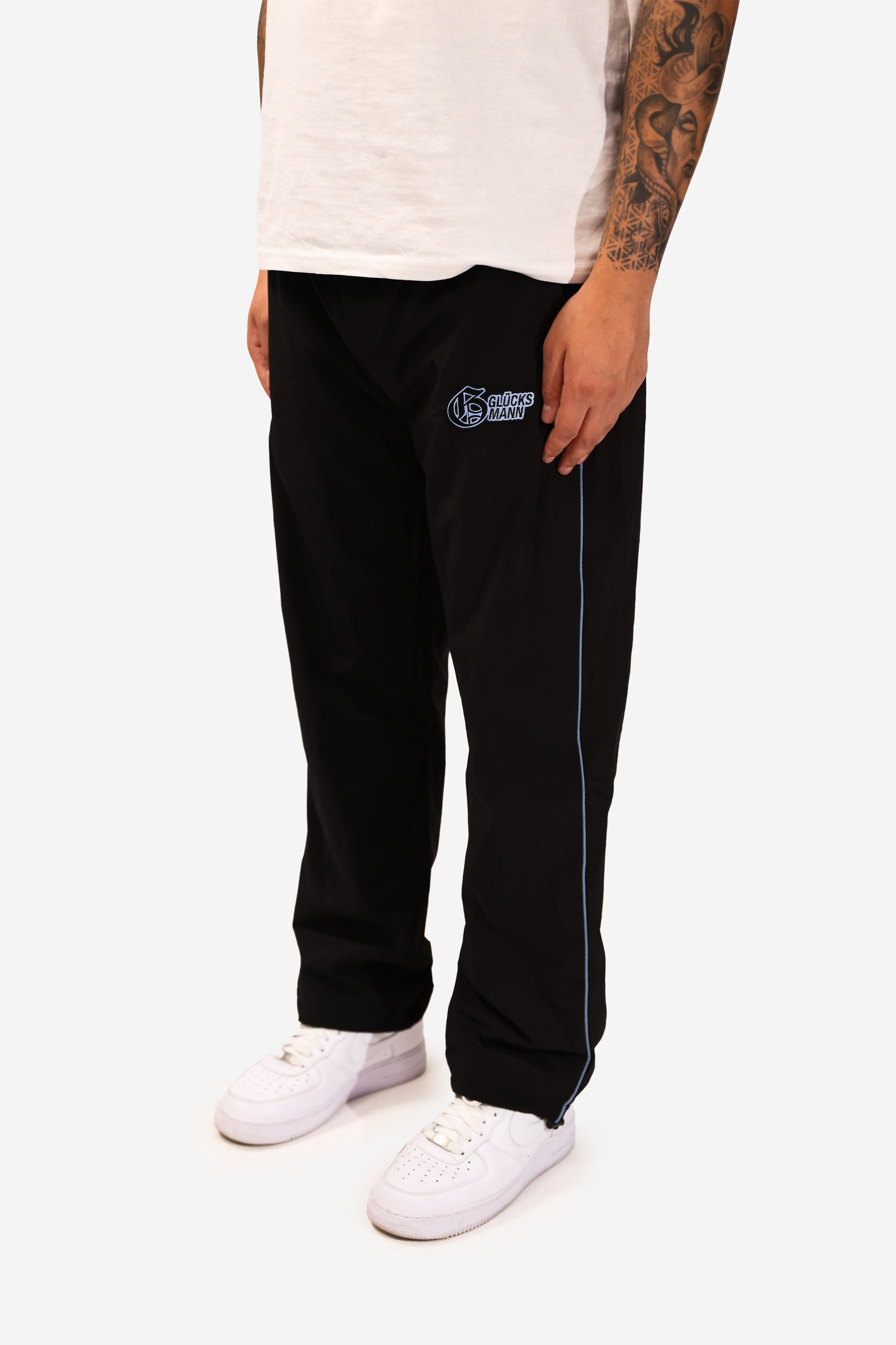 BLACK TRACKPANTS
