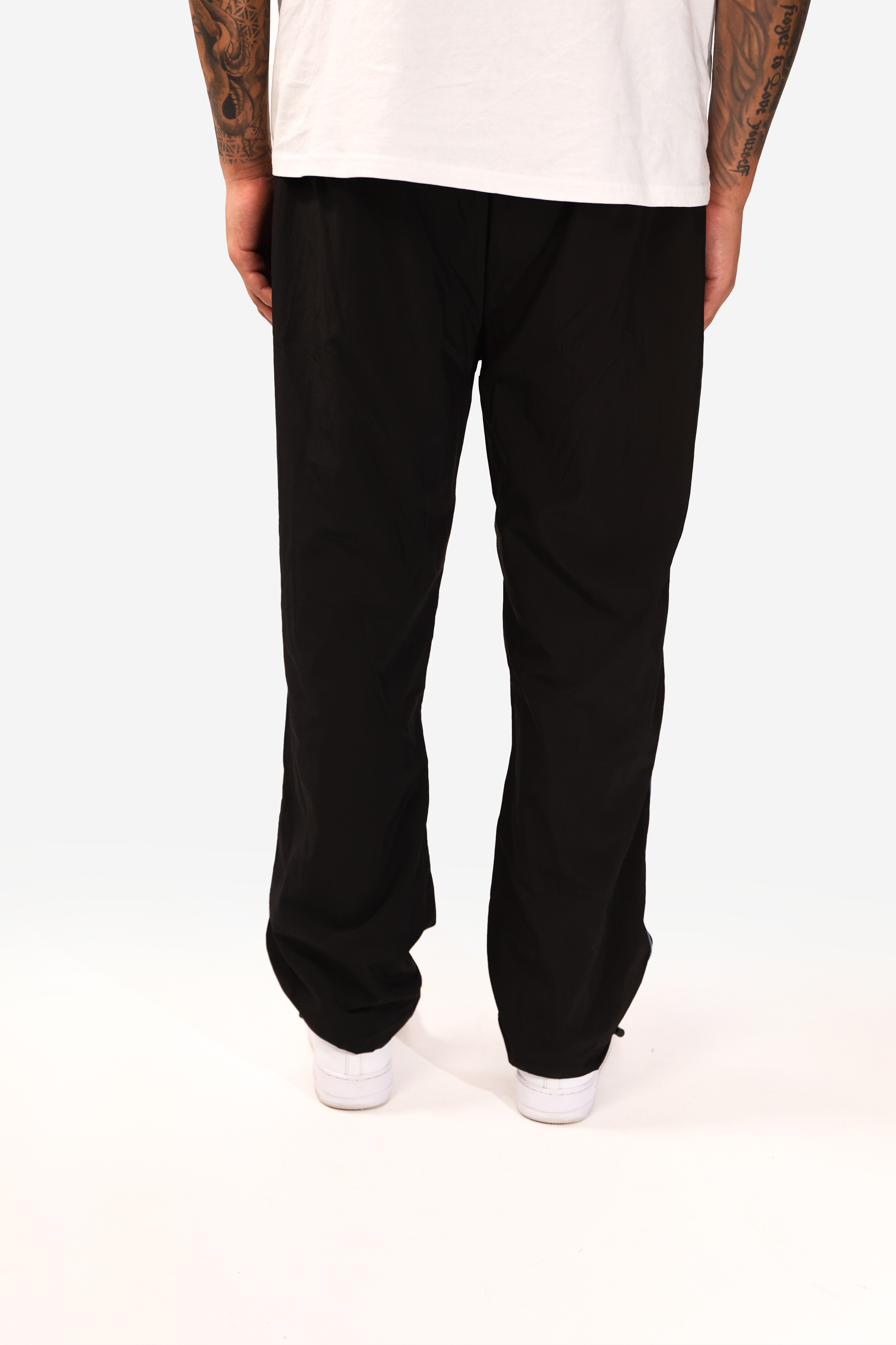 BLACK TRACKPANTS