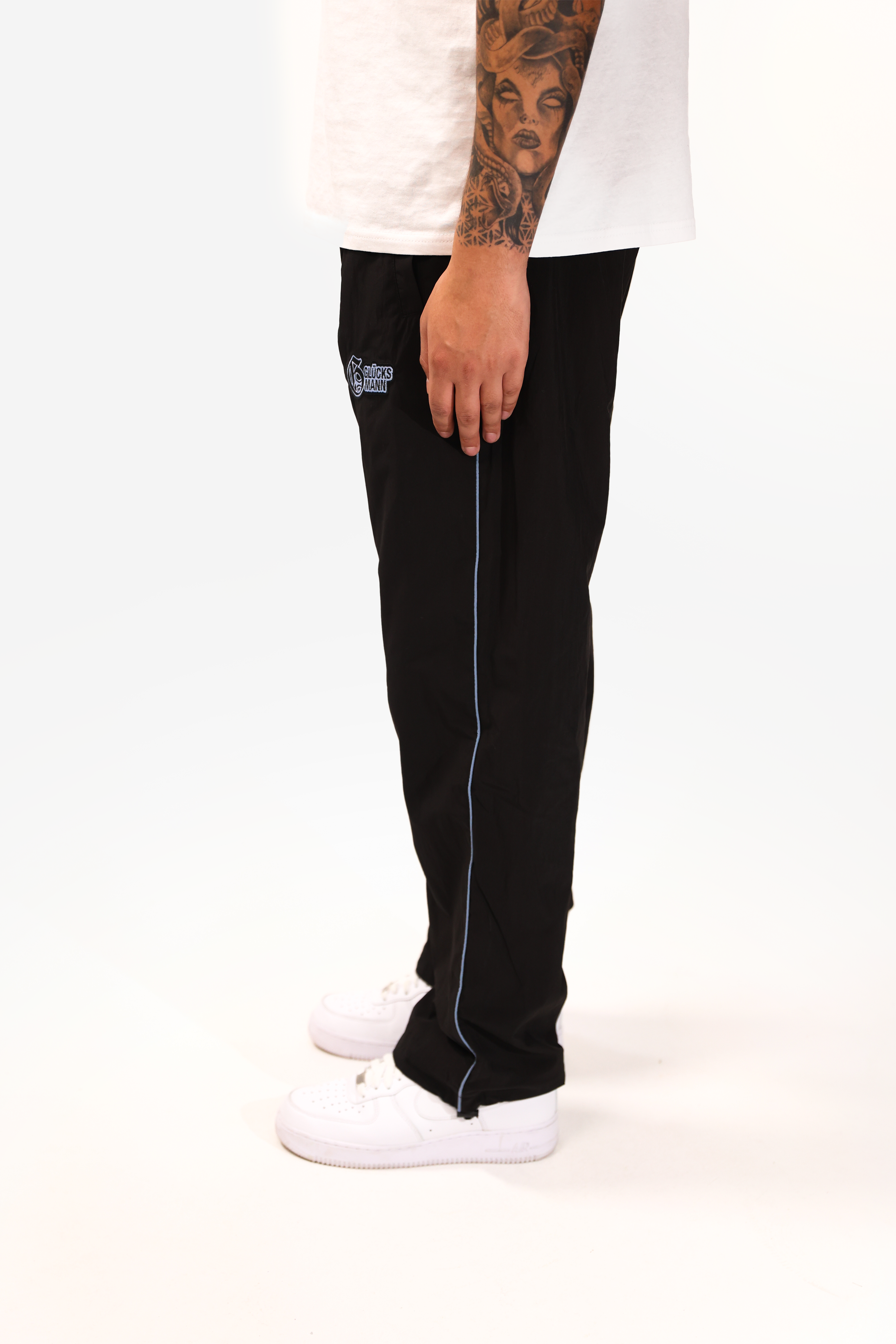BLACK TRACKPANTS